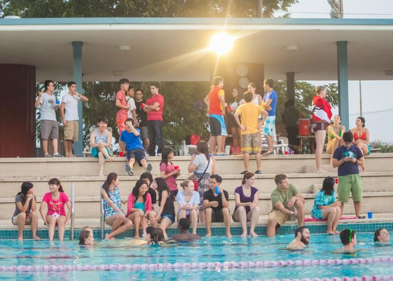 Incoming international students and friends spend their Tuesday eventing getting to know each other at an outdoor pool party hosted by the International Student Organization. Photo by Anh-Viet Dinh