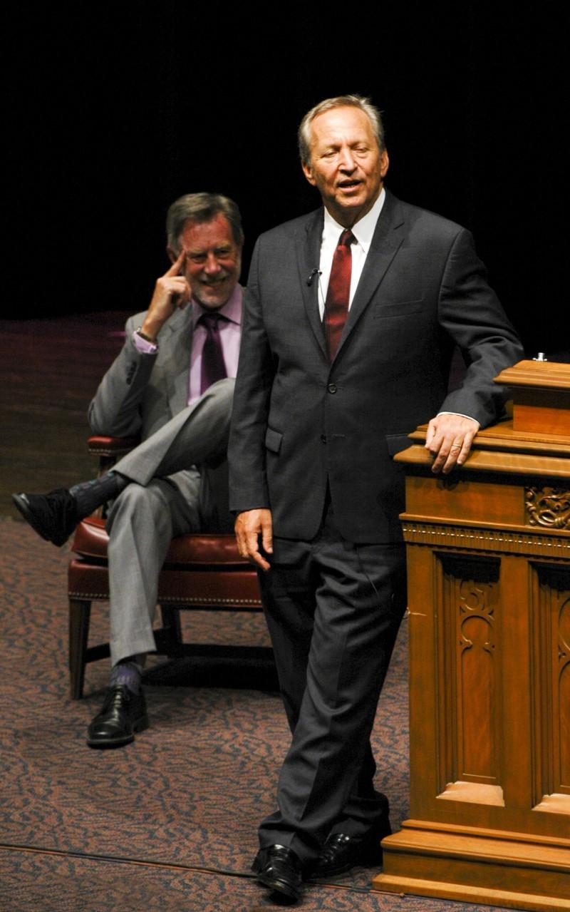 President Dennis Ahlburg smiles while watching former Treasury Secretary Lawrence Summers speak in Laurie Auditorium on Thursday night. Photo by Aidan Kirksey.