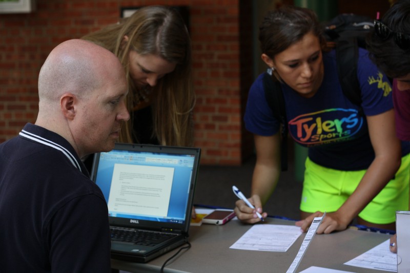 On National Voter Registration day, students flocked to a table in Coates to register to vote in the November elections. By the end of the day, 60 students had registered. Photo by Sarah Cooper.