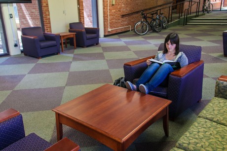Junior Shalee Wallace spends her Thursday afternoon studying in North/South foyer. Photo by Anh-Viet Dinh.