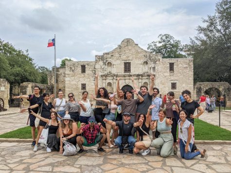 Fulbright German exchange students pose in front of the Alamo.