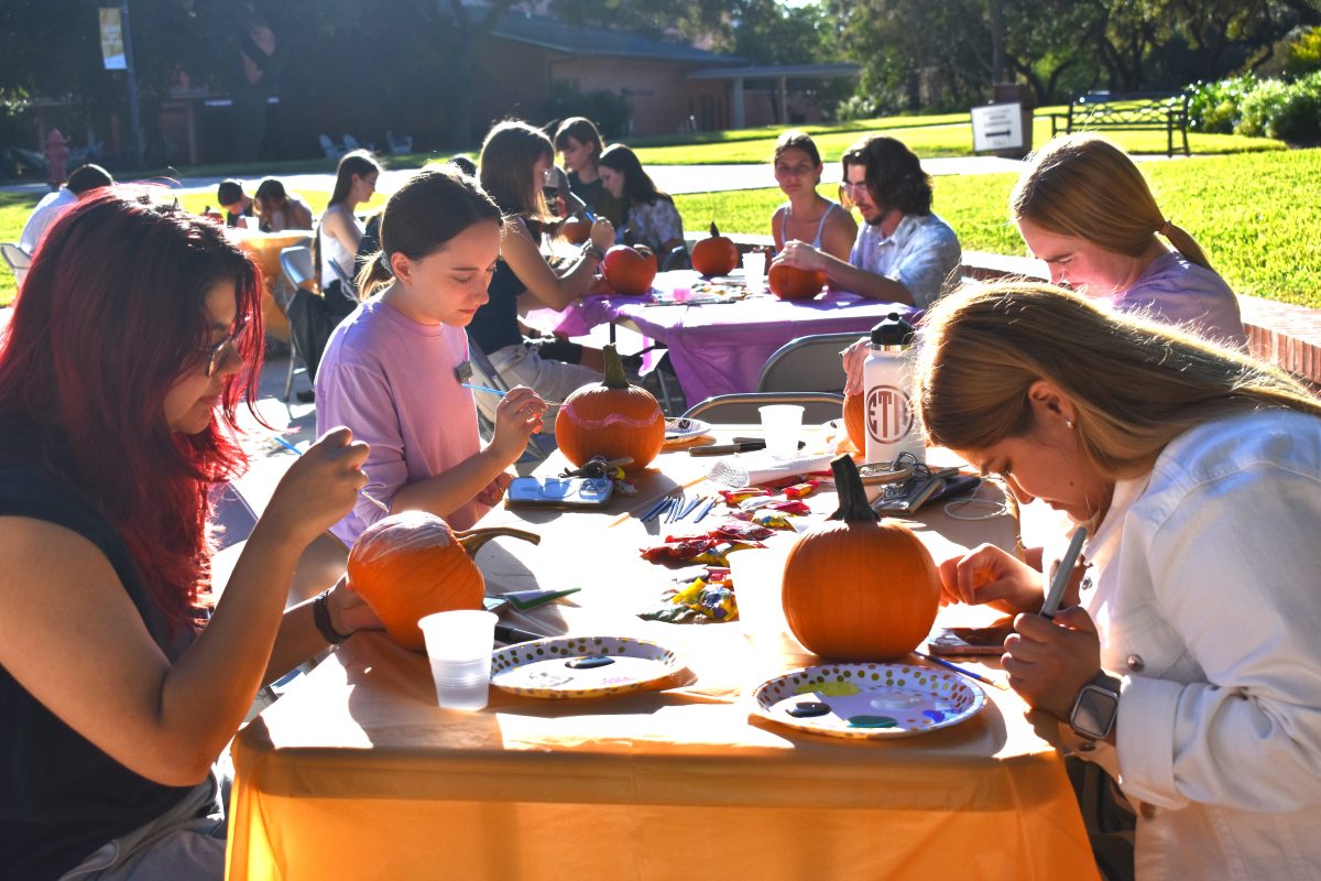 First+years+enjoy+painting+pumpkins+at+the++TUSA+First-Year+Pumpkin+Party