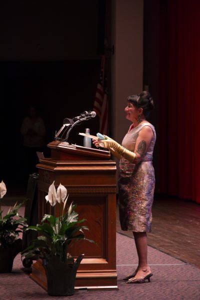 Author Sandra Cisneros talks about her childhood to audience 