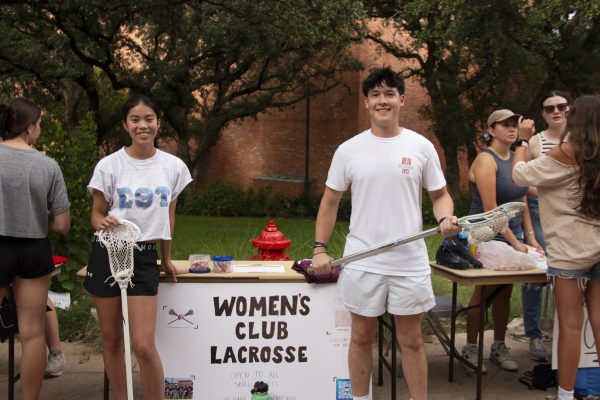 Trinity lacrosse club poses for picture at Student Involvement Fair