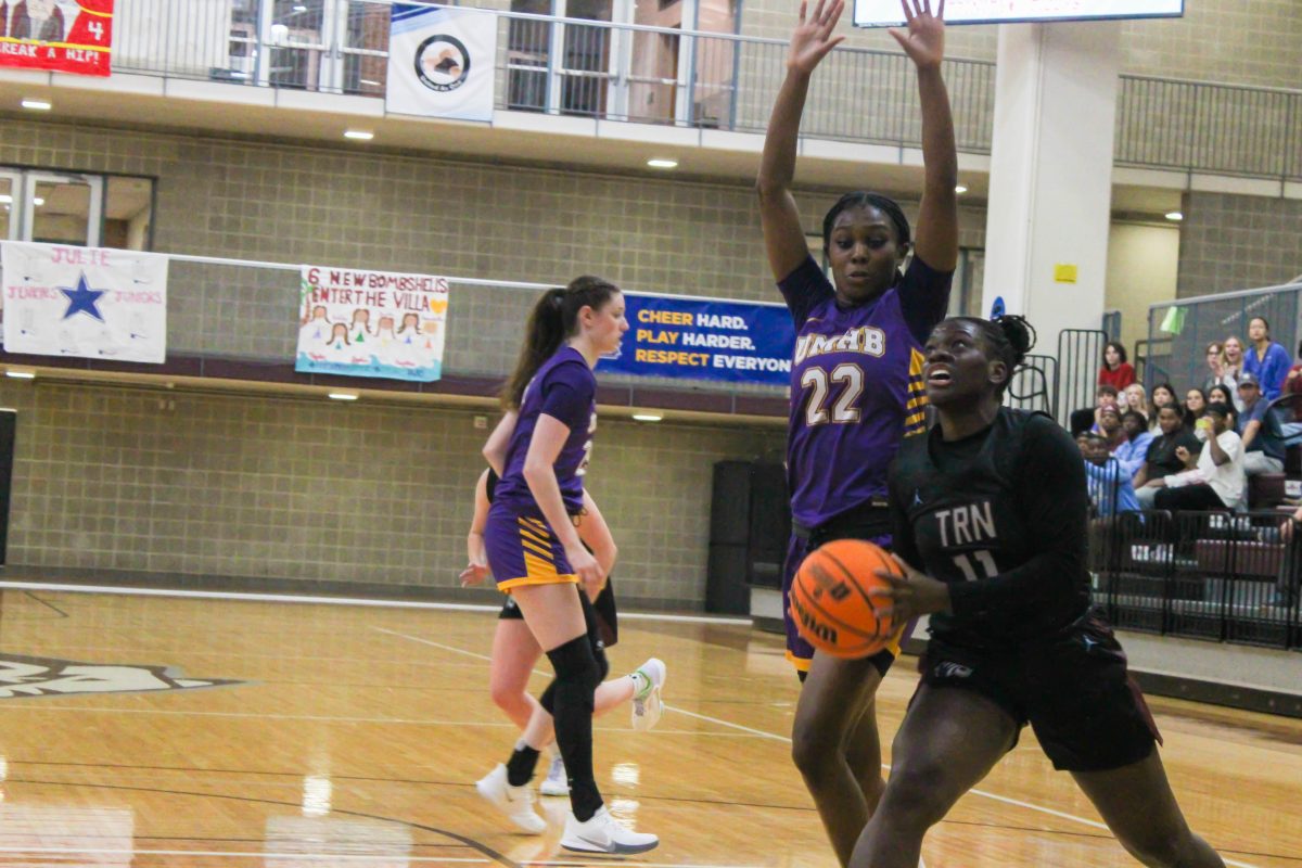 Trinity guard Ivory Scott drives to the basket past Mary Hardin-Baylor forward Amillion Fowler.