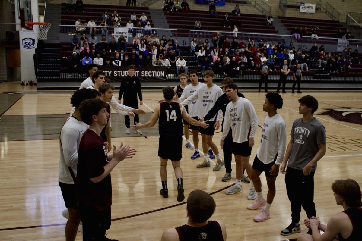 Ben Estis (26') gets welcomed on the court by his fellow teammates.